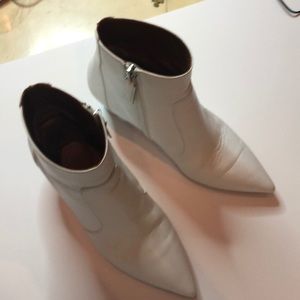 White ankle boots by Aquatalia